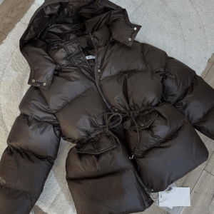 Piumino Corto Imbottito Effetto Lucido con Coulisse in Vita